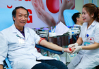 Viện trưởng cùng hơn 2.000 bác sĩ tham gia hiến máu