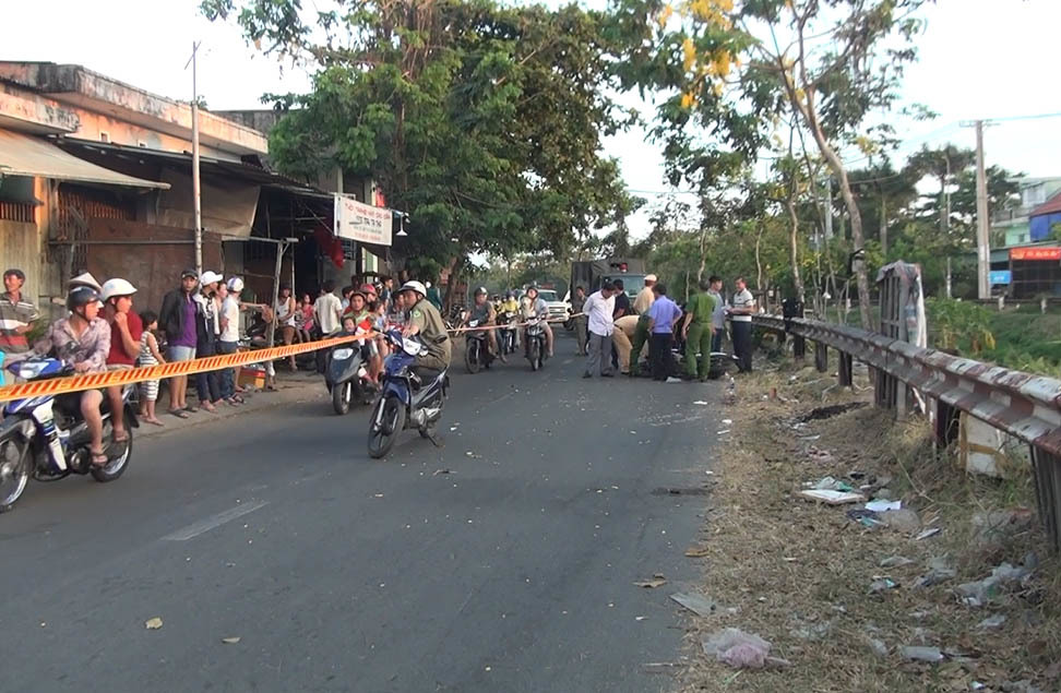 Thanh niên nằm bất động với vết cắt sâu, đầu gần lìa khỏi cổ
