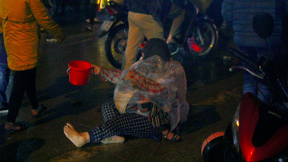 Bồng trẻ em lê lết xin tiền trong đêm chợ Viềng