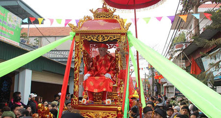 Độc đáo xã đảo đầu tư kiệu trăm triệu rước thọ