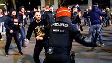 Hỗn chiến CĐV Bilbao vs Spartak, một cảnh sát thiệt mạng
