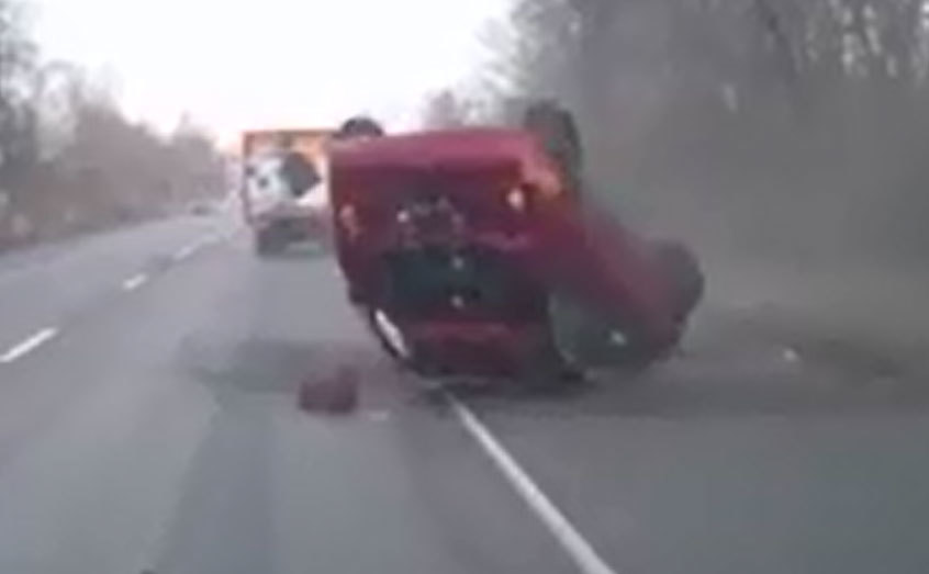 Ô tô lật ngửa giữa đường vì vượt ẩu