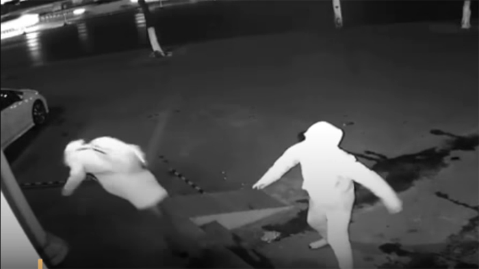 Trộm tự phang gạch vào đầu nhau gây kinh ngạc