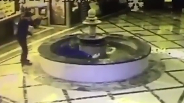 Cắm mặt vào điện thoại, người đàn ông đâm đầu vào đài phun nước