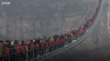Xem dân chúng chen chúc trên cầu kính dài nhất thế giới