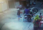 Đứng chơi dưới lòng đường, 3 người bị xe máy đốn gục