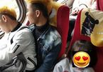 Xúc động bức ảnh hai thanh niên Việt nhường ghế cho em bé