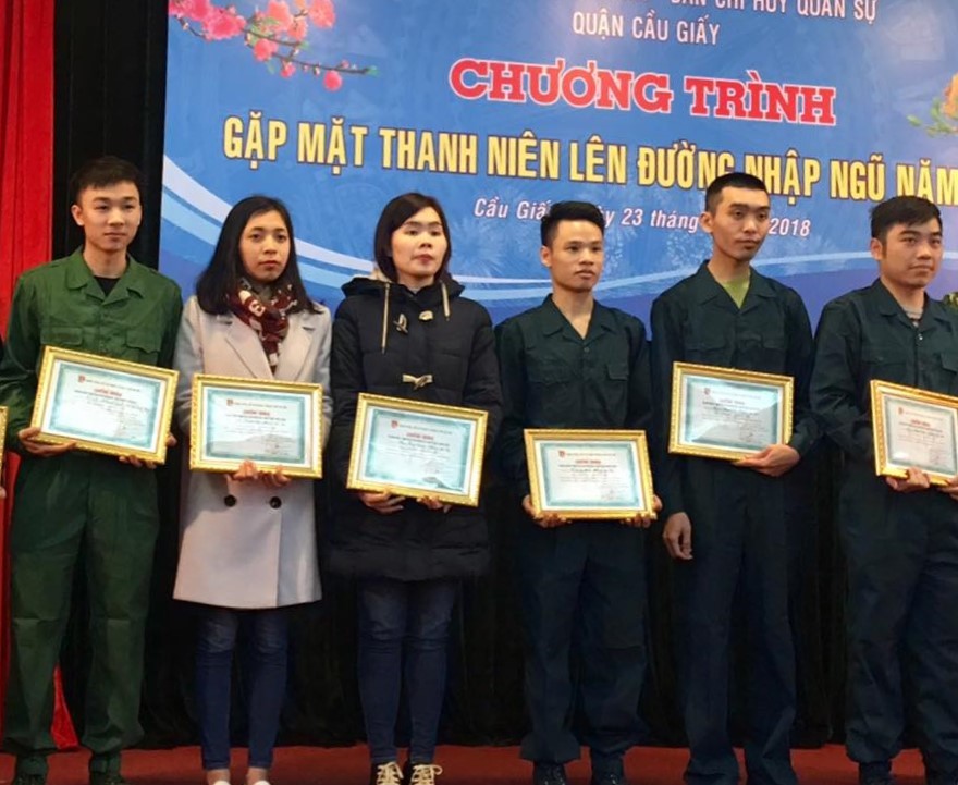 Tốt nghiệp đại học, cô gái trẻ tình nguyện nhập ngũ