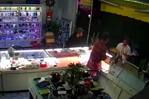 Camera nghi hình nghi phạm táo tợn vào cửa hàng điện thoại cướp iPhone