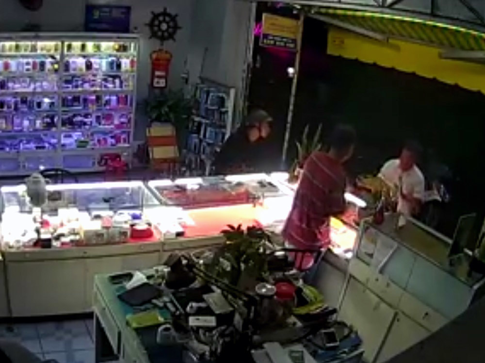 Camera nghi hình nghi phạm táo tợn vào cửa hàng điện thoại cướp iPhone