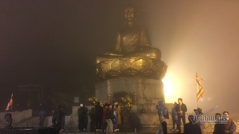 Người dân đi lễ chùa Yên Tử trong đêm