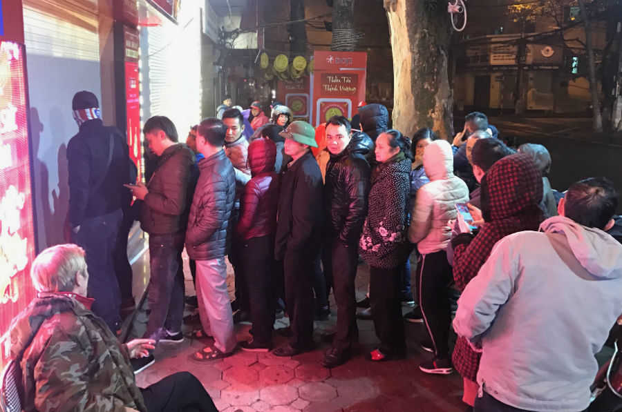 Trời chưa sáng, co ro trong mưa rét xếp hàng mua vàng