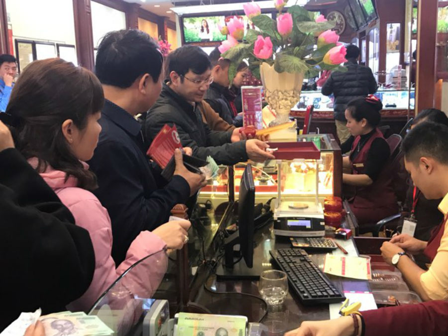 Giá vàng hôm nay 17/3: Quanh quẩn mức giá thấp
