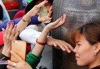Vết khắc xấu xí, tiền lẻ dúi đầy khe chùa Đồng