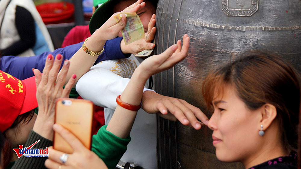 Vết khắc xấu xí, tiền lẻ dúi đầy khe chùa Đồng