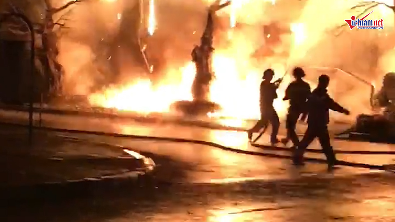 Lửa lớn thiêu rụi 2 tầng phòng giao dịch ngân hàng