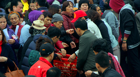 Hàng vạn người chuyền tay, phóng sinh hơn 5 tấn cá ở Hà Nội