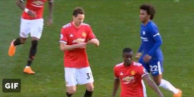 Phì cười cảnh Willian đuổi theo Matic đọc mẩu giấy của Mourinho