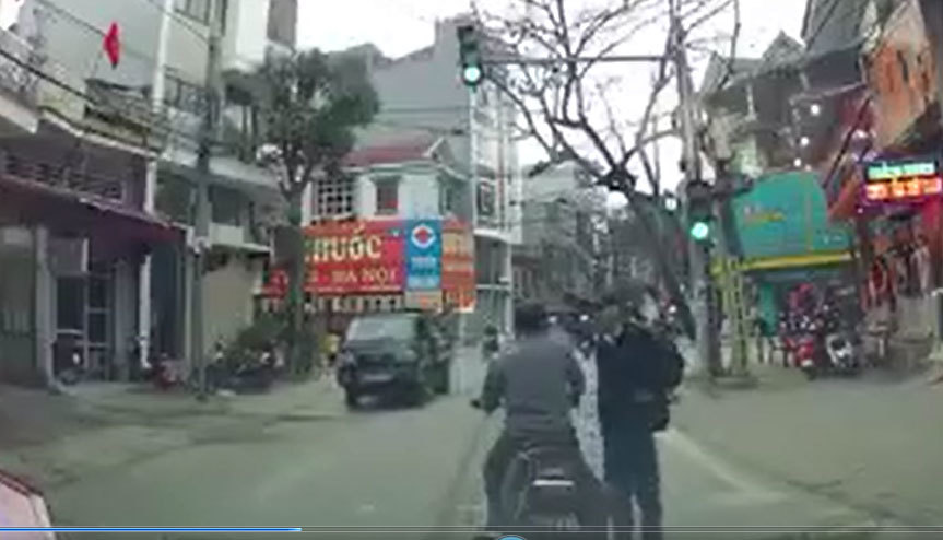 Hành động giữa đường của 2 người đàn ông khiến tất cả ngán ngẩm