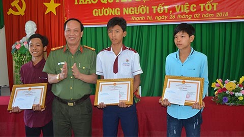 Khen thưởng 3 học sinh trả lại hơn 40 triệu cho người đánh rơi