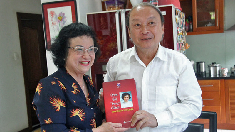 Ông Võ Văn Phuông nhận món quà đặc biệt từ nguyên Bộ trưởng Y tế