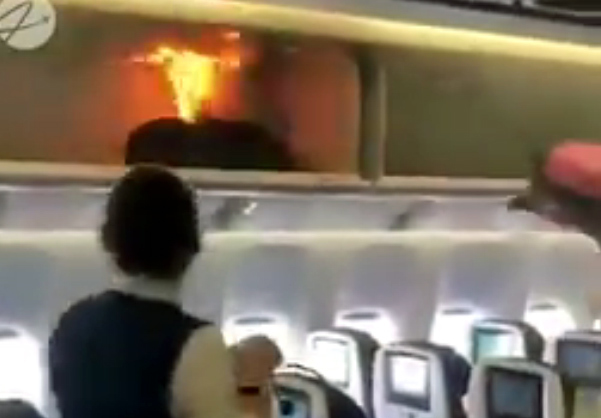 Pin sạc điện thoại bùng cháy trong khoang hành lý máy bay