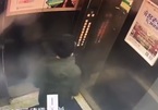 Bị mắc kẹt trong thang máy vì tè vào nút điều khiển