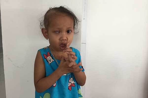 Cha chở phân bò cứu con gái ung thư mắt