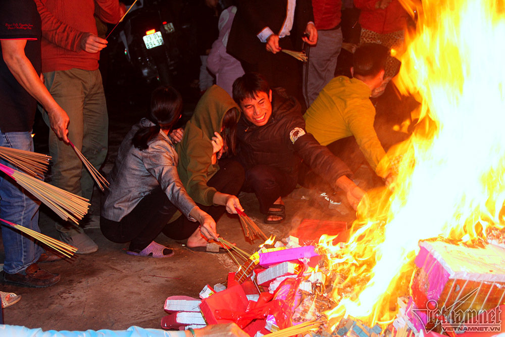 Đốt hàng chục kg vàng mã, chia lửa 'lấy đỏ' đầu năm ở Hà Nội