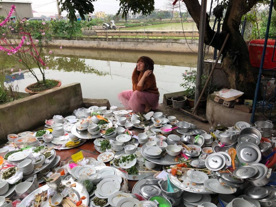 Nàng dâu Nam Định bên chục mâm bát đĩa cạnh bờ ao gây chú ý