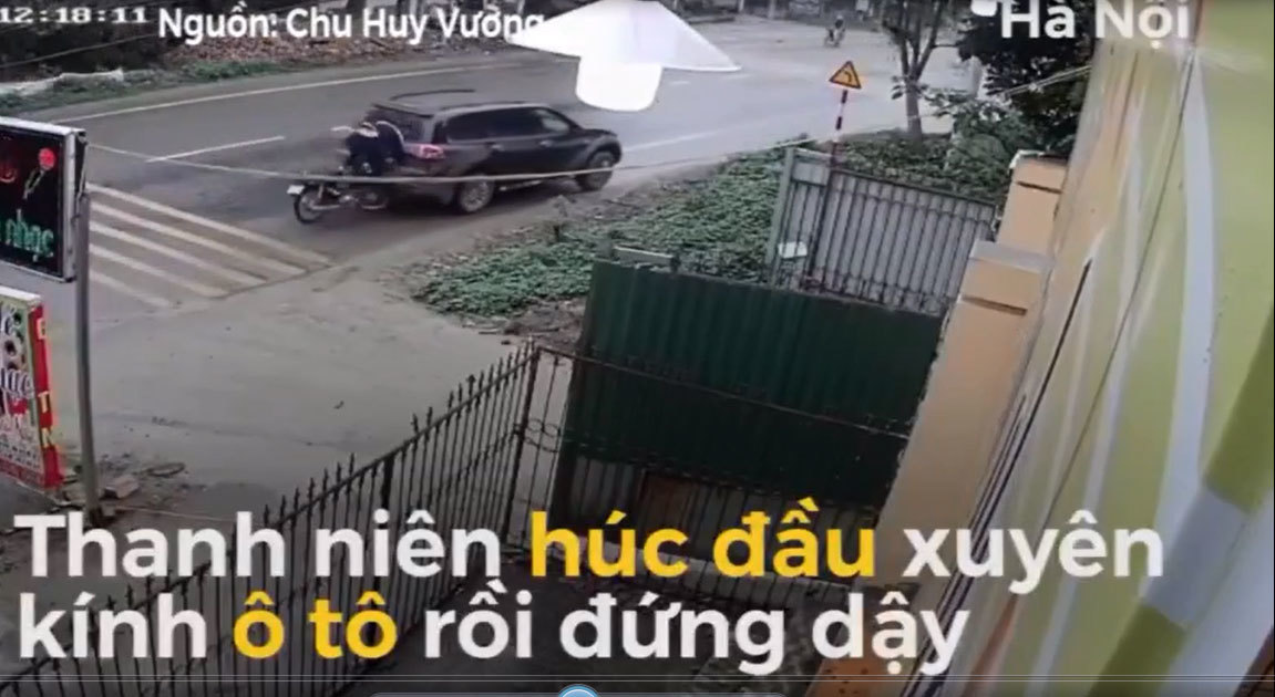 Clip thanh niên chạy nhanh húc thẳng đầu vào kính ôtô