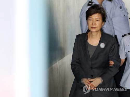 Cựu nữ Tổng thống Hàn đối mặt án tù 30 năm
