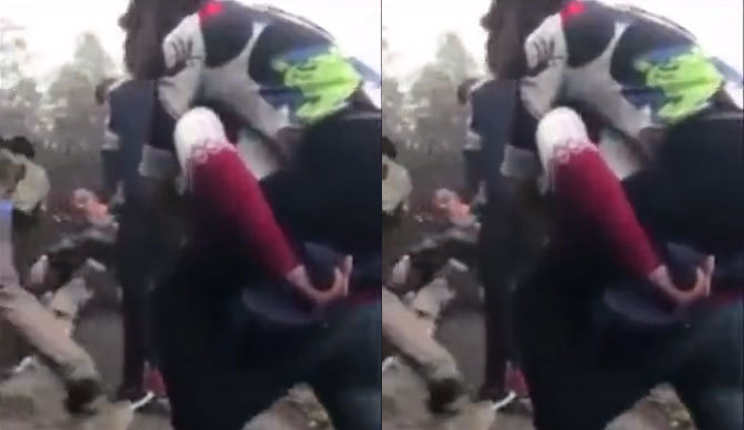 Nam thanh niên cõng người yêu lên đỉnh Yên Tử vãn cảnh