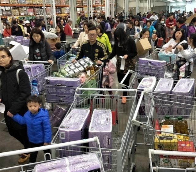 Người dân Đài Loan đổ xô đi mua tích trữ giấy vệ sinh