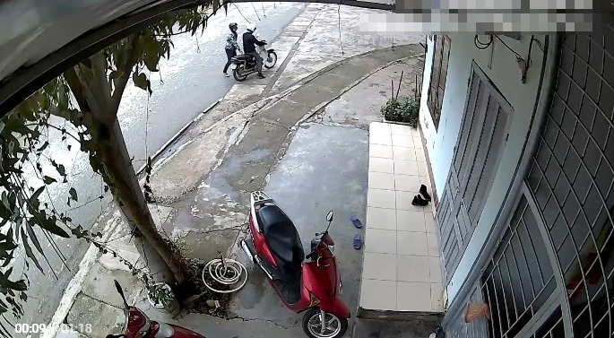 Clip hai tên trộm rình mò, không trộm xe tay ga mà chỉ lấy đôi giày