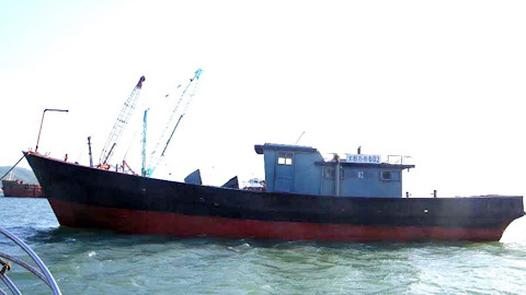 Tàu 'ma' trôi dạt trên biển Thừa Thiên- Huế