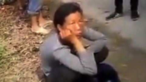 Dân vây bắt người phụ nữ lạ ở Thừa Thiên - Huế