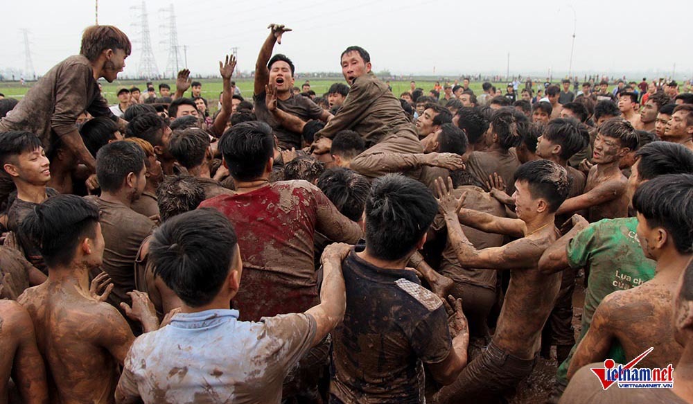 Hỗn chiến cướp phết: Trăm thanh niên giẫm đạp lên nhau