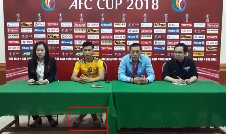 Tỏa sáng ở AFC Cup, sao U23 Văn Đức đi dép lê họp báo