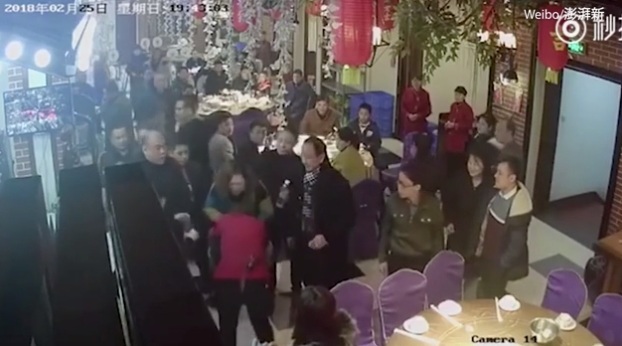 Nữ bồi bàn bị đánh túi bụi vì phục vụ 'quá chậm'