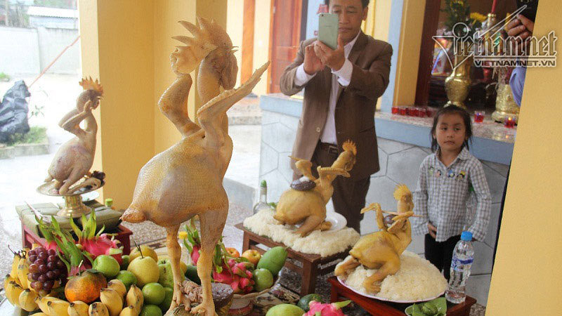 Lạ mắt thế gà quỳ, bay, đứng trên cỗ cúng rằm tháng Giêng