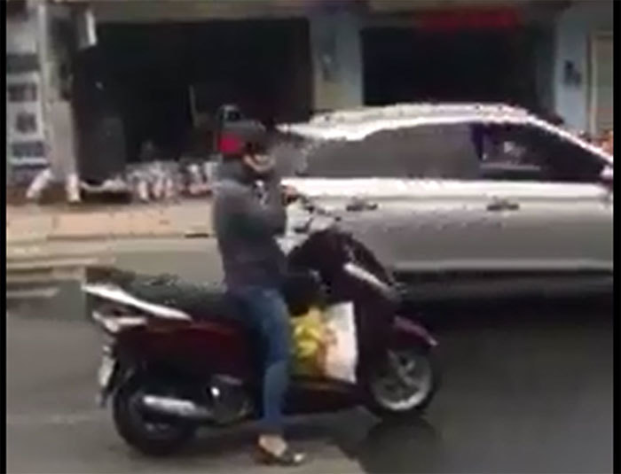 'Ninja Lead' hồn nhiên dừng xe nghe điện thoại giữa đường đông đúc
