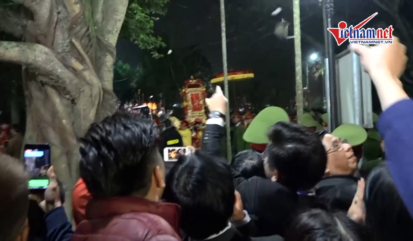 ném tiền đoàn rước kiệu