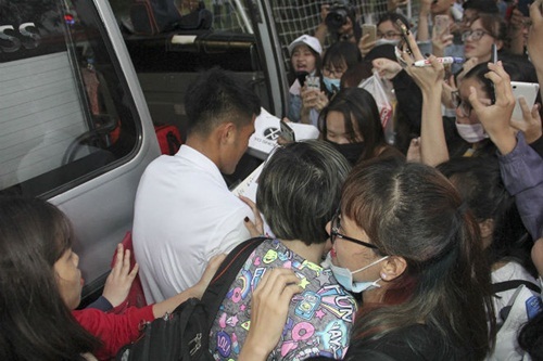 Hà Đức Chinh U23 VN bị 'rừng' fan nữ bao vây, đòi tặng quà