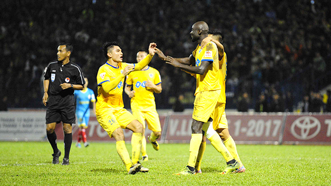 Tranh chấp bản quyền V-League: Đối thoại, không lôi nhau ra toà