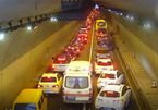 Hàng trăm ô tô trong hầm rẽ sóng, nhường đường cho xe cứu thương