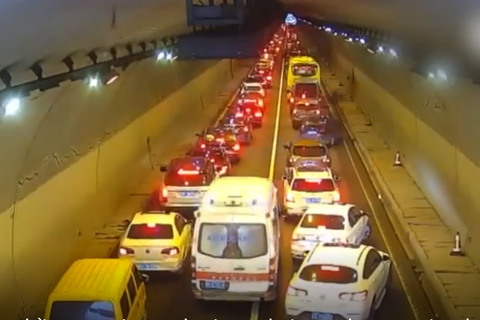 Hàng trăm ô tô trong hầm rẽ sóng, nhường đường cho xe cứu thương