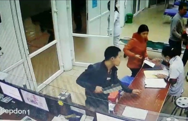 Đòi chém bác sĩ vì không được tháo đốt ngón tay