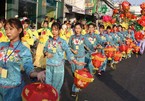 Nghìn người chen chân xem lễ hội Tết Nguyên tiêu ở Sài Gòn
