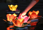 Sông Sài Gòn rực sáng hoa đăng đêm rằm tháng Giêng